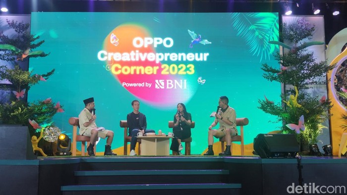 CEO Trans Digital Lifestyle Group, Putri Tanjung berbagi tips berbisnis di acara OPPO Creativepreneur Corner 2023: Act Today For a Better Future di Makassar.