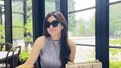 Gaya Berkelas Clara Shinta Saat Makan di Restoran Mewah