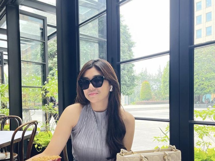 Gaya Berkelas Clara Shinta Saat Makan di Restoran Mewah