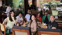 Selain menikmati makan sendiri, wanita kelahiran 1996 itu juga sering makan bersama teman-temannya seperti momen ini. Foto: instagram @clarashintareal