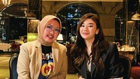 Tak hanya makan santai, kreator itu juga pernah pergi makan mewah yang lebih formal. Sepertinya kali ini ia sedang membicarakan pekerjaan. Foto: instagram @clarashintareal