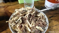 Hal yang menjadi menarik perhatian pada bubur ini yaitu porsi yang besar dengan topping ayam kampung yang melimpah. Foto: Detikcom / Atiqa Rana