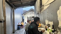 Tak berapa lama, penjual bubur legendaris ini mulai dipadati pelanggan. Tempatnya sangat kecil, hanya di dalam gang, tapi pelanggan bisa sampai harus antre. Foto: Detikcom / Atiqa Rana