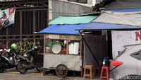Jika pergi ke daerah Palmerah, Jakarta Barat, jangan melewatkan untuk mampir ke salah satu gerobak kaki lima bubur ini. Foto: Detikcom / Atiqa Rana