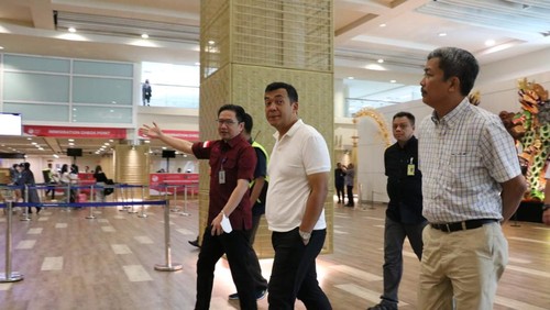 Direktur Jenderal Imigrasi Silmy Karim (dua dari kiri) meninjau Konter Imigrasi Bandara Ngurah Rai, Sabtu (25/02).