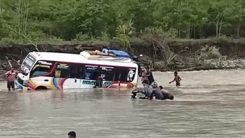 Bus terjebak dalam Sungai Kapsali, Kecamatan Amfoang Barat Daya, Kabupaten Kupang, NTT.