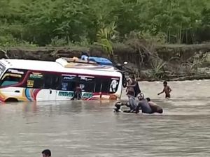 Dua Bus Terjebak di Sungai Kapsali Amfoang Kupang