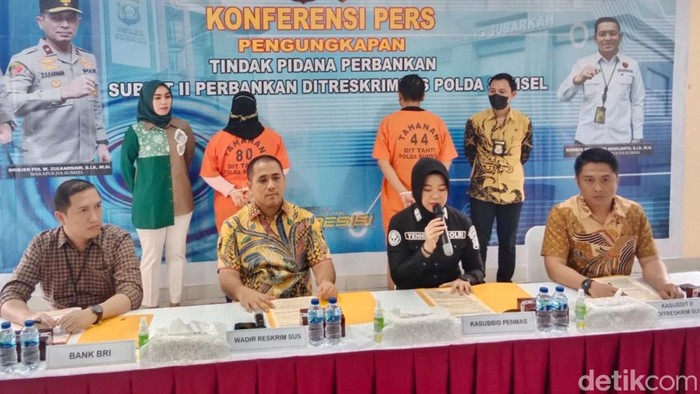Dua pegawai BRI di Lahat, Sumsel ditangkap karena menilap uang nasabah.