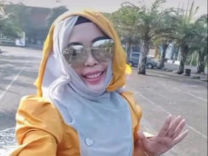 Buntut Aksi Emak-emak Nge-vlog dari Sunroof Mobil Berujung Suami Ditegur Dinas Pendidikan