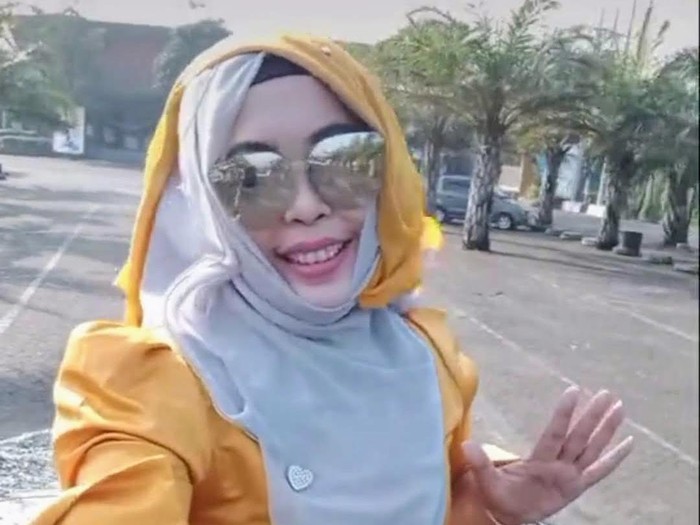 Emak-emak viral ngevlog dari sunroof mobil