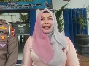 Dinas Pendidikan Tak Beri Sanksi Suami-Emak-emak Nge-vlog dari Sunroof Mobil