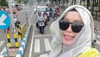 7 Fakta Viral Emak-emak Santuy Ngevlog Dari Sunroof Mobil Di Suramadu