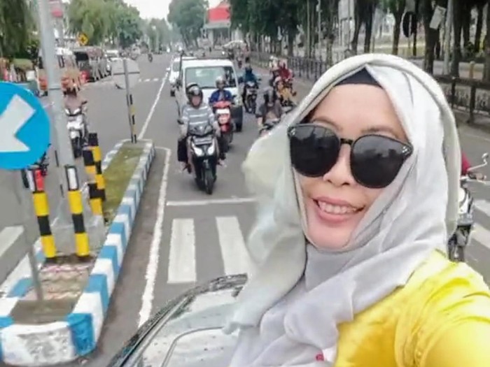 Emak-emak viral suramadu