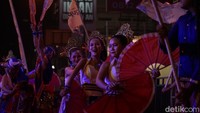 Aksi salah satu peserta di panggung kehormatan saat Festival Kenthongan, Jumat (24/2/2023) malam. Foto: Anang Firmansyah/detikJateng