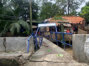 Warga Cipinang Jaktim Perbaiki Sementara Jembatan Rusak Tertimpa Pohon