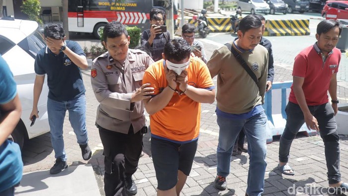 Guru cabul di Surabaya