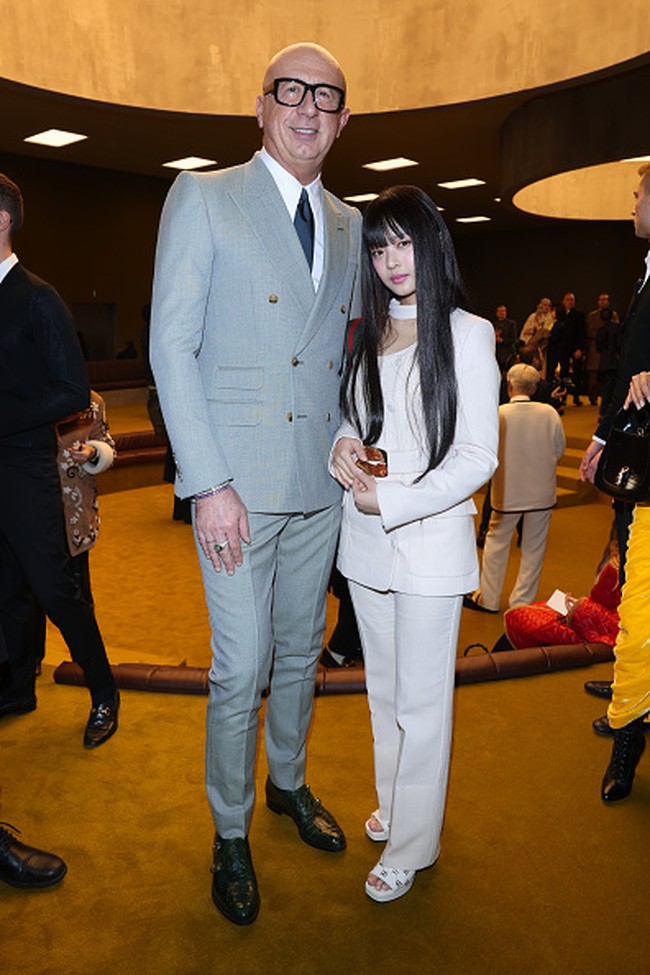 Sebelumnya pada Jumat (28/10/2022), Hanni NewJeans resmi didapuk menjadi brand ambassador Gucci. Dia pun tampak berbincang dengan CEO Gucci Marco Bizzari di Milan Fashion Week 2023. Foto: Getty Images