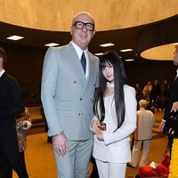 Sebelumnya pada Jumat (28/10/2022), Hanni NewJeans resmi didapuk menjadi brand ambassador Gucci. Dia pun tampak berbincang dengan CEO Gucci Marco Bizzari di Milan Fashion Week 2023. Foto: Getty Images