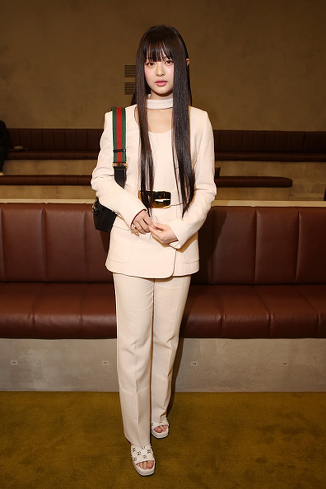 Penampilan Hanni NewJeans dilengkapi heels berwarna senada Interlocking G Studs Sandal seharga $1,150 (Rp 17 jutaan) dan koleksi tas Horsebit 1955 Mini Bag seharga $3,250 (Rp 49 jutaan). Foto: Getty Images