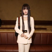 Penampilan Hanni NewJeans dilengkapi heels berwarna senada Interlocking G Studs Sandal seharga $1,150 (Rp 17 jutaan) dan koleksi tas Horsebit 1955 Mini Bag seharga $3,250 (Rp 49 jutaan). Foto: Getty Images