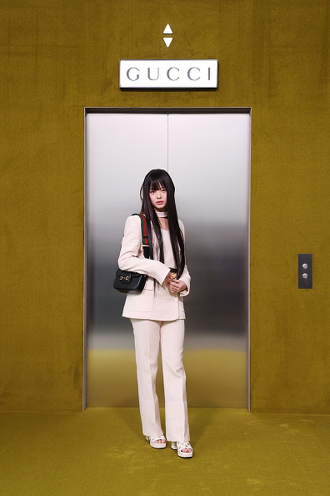 Dalam kesempatan itu, Hanni NewJeans tampil memesona dalam balutan two-piece suit bernuansa beige. Wool Crepe Jacket seharga $4,400 (Rp 67 jutaan) yang dipadukan dengan Wool Crepe Pants seharga $1,600 (Rp 24 jutaan). Foto: Getty Images