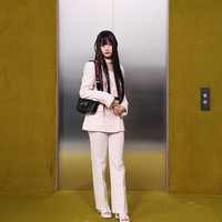 Dalam kesempatan itu, Hanni NewJeans tampil memesona dalam balutan two-piece suit bernuansa beige. Wool Crepe Jacket seharga $4,400 (Rp 67 jutaan) yang dipadukan dengan Wool Crepe Pants seharga $1,600 (Rp 24 jutaan). Foto: Getty Images