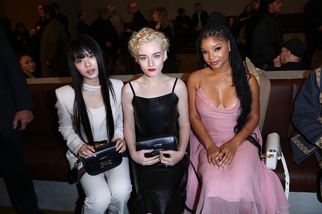 Personel NewJeans asal Vietnam itu juga berfoto dengan dua aktris Hollywood, Julia Garner yang membintangi Inventing Anna dan Halle Bailey dari film The Little Mermaid. Foto: Getty Images