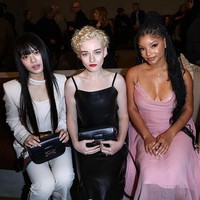 Personel NewJeans asal Vietnam itu juga berfoto dengan dua aktris Hollywood, Julia Garner yang membintangi Inventing Anna dan Halle Bailey dari film The Little Mermaid. Foto: Getty Images