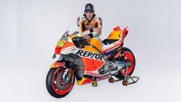 Secara keseluruhan, RC213V masih tetap menggunakan kombinasi warnanya yang didominasi oleh warna oranye, merah dan putih yang merupakan ciri khasnya sejak dulu. Foto: Repsol Honda Team