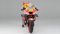 Repsol Honda Team juga menghadirkan bendera khas Honda Racing Corporation RWB (red, white, blue) yang hadir di sekitar bawah jok. Foto: Repsol Honda Team