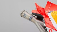 Honda RC213V menggunakan knalpot keluaran Akrapovic, yang mana di tahun sebelumnya knalpot yang digunakan bersutan SC Project. Foto: Repsol Honda Team
