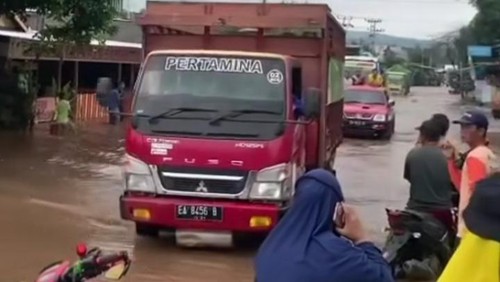 Hujan deras mengguyur hampir seluruh wilayah di Pulau Sumbawa, Nusa Tenggara Barat (NTB) pada Sabtu (25/2/2023) sejak pukul 14.50 Wita.