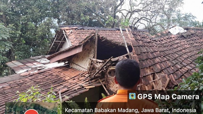Hujan deras sempat melanda kawasan Desa Bojong Koneng, Babakan Madang, Kabupaten Bogor, Jawa Barat (Jabar).