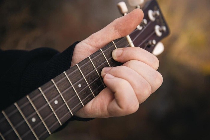 Ilustrasi bermain gitar