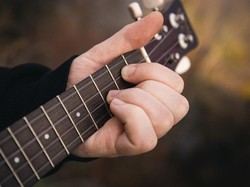 12 Lagu dengan Kunci Gitar Pemula yang Mudah Dipelajari