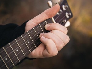 15+ Chord Lagu Galau Indonesia Viral di TikTok dan YouTube