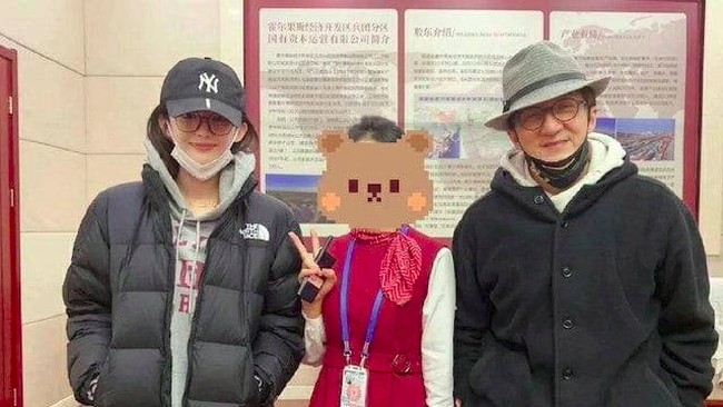 Rumour Guli Nazha bakal main sekuel film The Myth beredar ketika para penggemar menggali media sosial sang sutradara, Stanley Tong. Dugaan itu pun diperkuat dengan sebuah postingan yang menampilkan aktris keturunan Uighur tersebut bersama Jackie Chan. Dalam foto, keduanya tampak berpose dengan seorang wanita. Dikabarkan bahwa gambar itu diambil dilokasi syuting di Xinjiang, China. Foto: Dok. Weibo