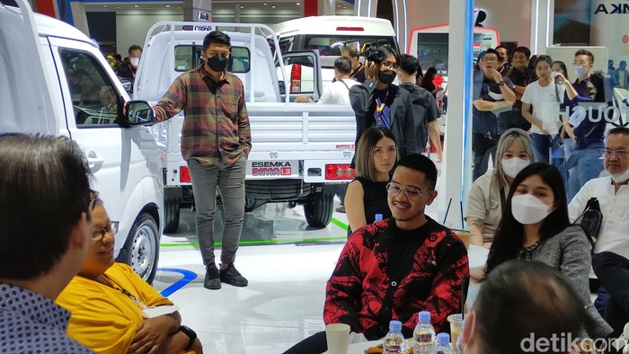 Kaesang Pangarep ke booth Esemka di IIMS 2023.