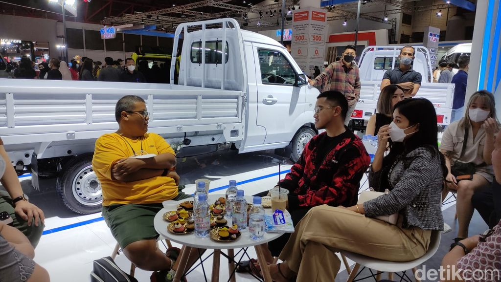 Kaesang Pangarep ke booth Esemka di IIMS 2023.