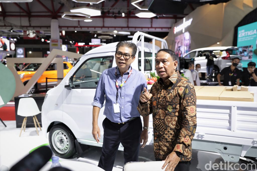 Kaesang Pangarep ke booth Esemka di IIMS 2023.