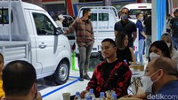 Kaesang sempat melihat-lihat mobil Esemka sebelum duduk dan berbincang dengan perwakilan perusahaan di booth pameran. Foto: Septian Farhan Nurhuda / detik.com