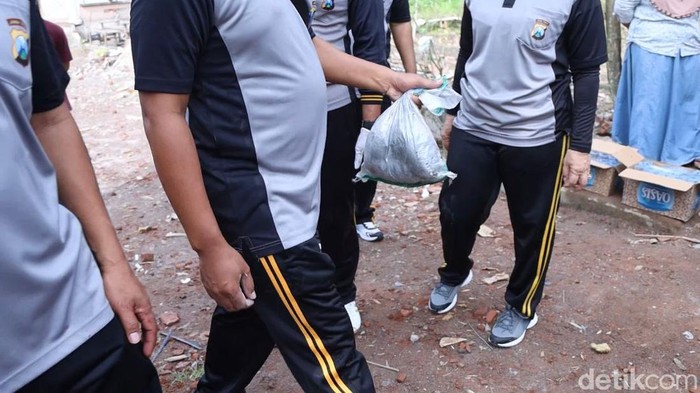 Kantong berisi bubuk diduga bahan peledak di TKP ledakan petasan Blitar