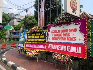 Karangan Bunga Minta Polisi Tangkap Saksi A Berjejer di Polres Jaksel