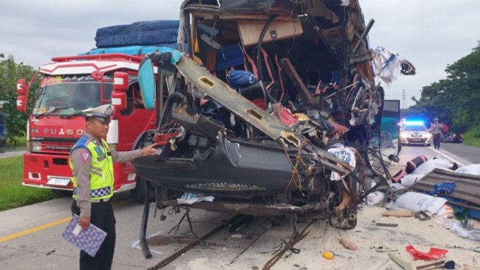 Kecelakaan bus tabrak truk di Tol Cipali Km 186 (dok. Antara)