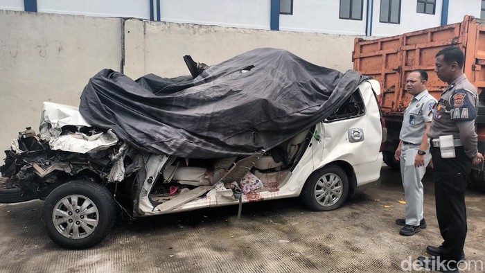 Kecelakaan di Tol Karanganyar terjadi pada Sabtu, 25 Februari 2023. Insiden tersebut menewaskan empat orang yang merupakan satu keluarga Gus Afan Mufti Hartoni.