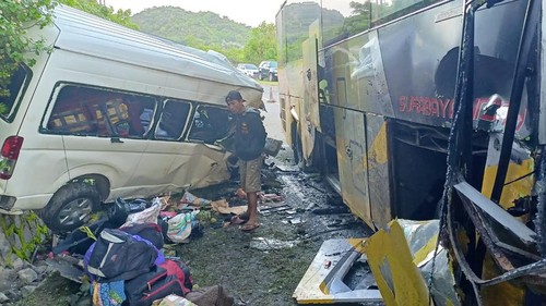 Keluarga korban kecelakaan maut bus malam vs minibus di Poto Tano, Sumbawa Barat, mulai datang menjemput jenazah anggota keluarga mereka.