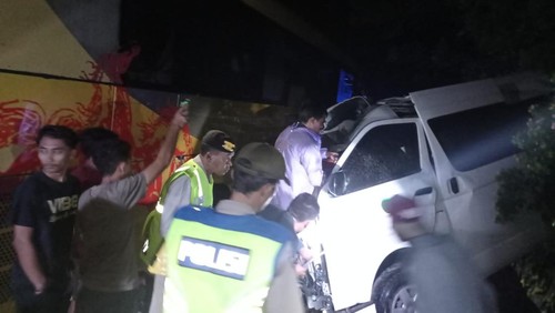 Kecelakaan maut antar bus malam Surabaya Indah dengan minibus Panca Sari di Jalan Poto Tano merenggut enam jiwa dan korban luka-luka.