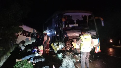 Sopir minibus travel Panca Sari meninggal di tempat dan lima penumpang tewas dalam kecelakaan maut dengan bus Surabaya Indah.
