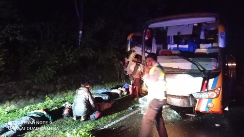 Korban kecelakaan maut antara bus Surabaya Indah dengan travel Panca Sari di Sumbawa Barat, NTB, Jumat malam (24/2/2023).