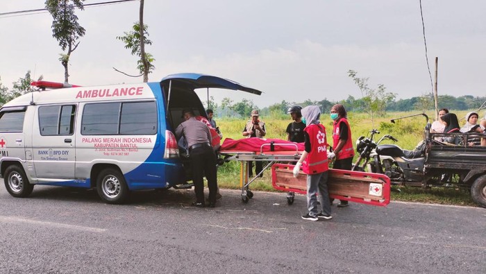 Petugas saat melakukan evakuasi di TKP kecelakaan, Kapanewon Pajangan, Kabupaten Bantul. Sabtu (25/2/2023).